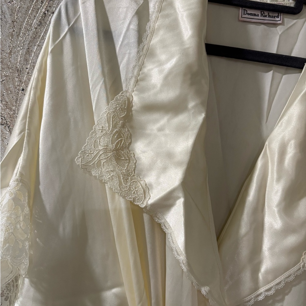 Vintage Cream Lace Trim Robe